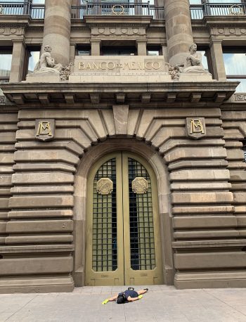 Alejandra-Alarcón-muriendo-en-lugares-importantes-fotografía-digital-banco-México