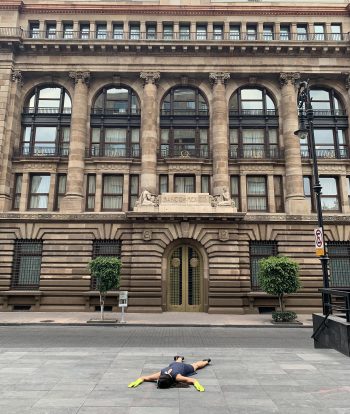 Alejandra-Alarcón-muriendo-en-lugares-importantes-fotografía-digital-banco-de-México