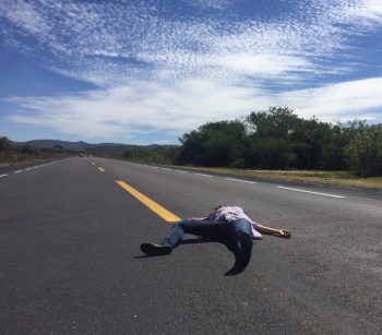 Alejandra-Alarcón-muriendo-en-lugares-importantes-fotografía-digital-carretera-puebla-2017-México