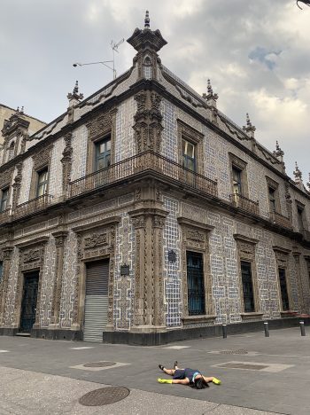 Alejandra-Alarcón-muriendo-en-lugares-importantes-fotografía-digital-casa-de-los-azulejos-México