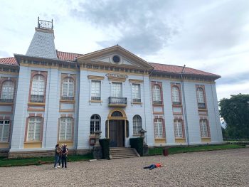 Alejandra-Alarcón-muriendo-en-lugares-importantes-fotografía-digital-la-Villa-albina-Pairumani.Bolivia-2020