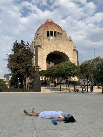 Alejandra-Alarcón-muriendo-en-lugares-importantes-fotografía-digital-monumento-a-la-revolución-2020-México