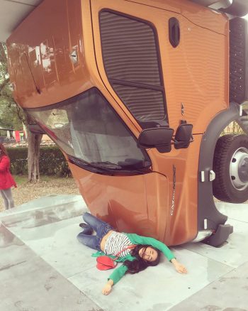 Alejandra-Alarcón-muriendo-en-lugares-importantes-fotografía-digital-obra-erwin-wurm-Bienal-de-venecia-2016.