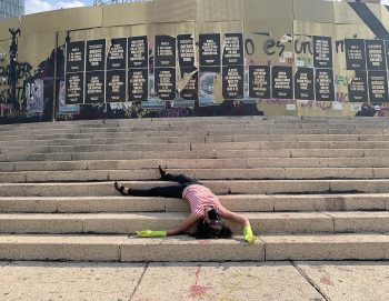 Alejandra-Alarcón-muriendo-en-lugares-importantes-fotografía-digital-pandemia-el-ángel-2020-México