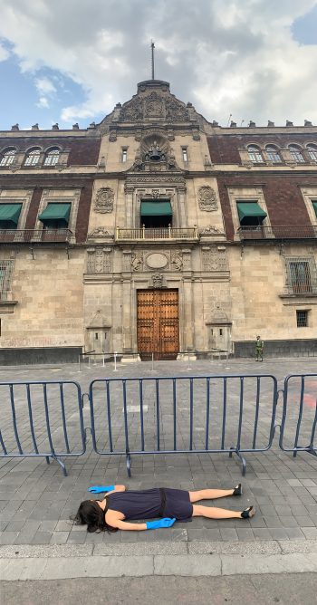 Alejandra-Alarcón-muriendo-en-lugares-importantes-fotografía-digital-plaza-de-la-constitución-México-2020