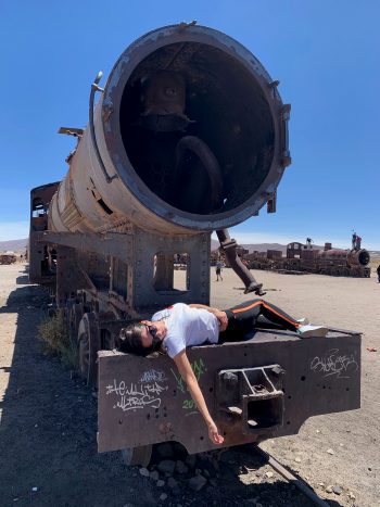 Alejandra-Alarcón-muriendo-en-lugares-importantes-fotografía-digital-salar-de-uyun-cementerio-de-trenesi-Bolivia-2020