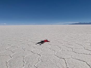 Alejandra-Alarcón-muriendo-en-lugares-importantes-fotografía-digital-salar-de-uyuni-3-Bolivia-2020