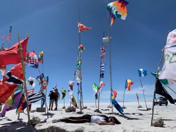 Alejandra-Alarcón-muriendo-en-lugares-importantes-fotografía-digital-salar-de-uyuni-4-Bolivia-2020