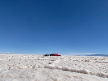 Alejandra-Alarcón-muriendo-en-lugares-importantes-fotografía-digital-salar-de-uyuni-Bolivia-2020