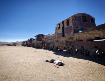 Alejandra-Alarcón-muriendo-en-lugares-importantes-fotografía-digital-salar-de-uyuni–cementerio-de-trenes-Bolivia-2020