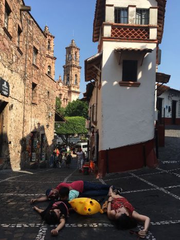 Alejandra-Alarcón-muriendo-en-lugares-importantes-fotografía-digital-taxco-México-2017