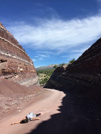 Alejandra-Alarcón-muriendo-en-lugares-importantes-fotografía-digital-toro-toro-Bolivia-2019