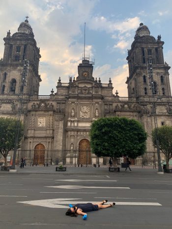 Alejandra-Alarcón-muriendo-en-lugares-importantes-fotografía-digital-zocalo-México-2020