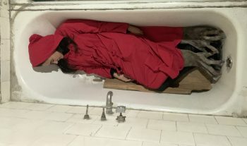 muriendo_en_lugares_importantes_Alejandra_Alarcón11