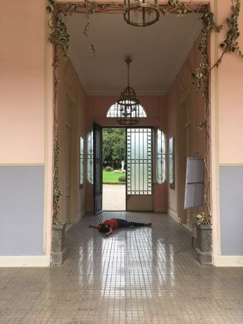 muriendo_en_lugares_importantes_Alejandra_Alarcón8