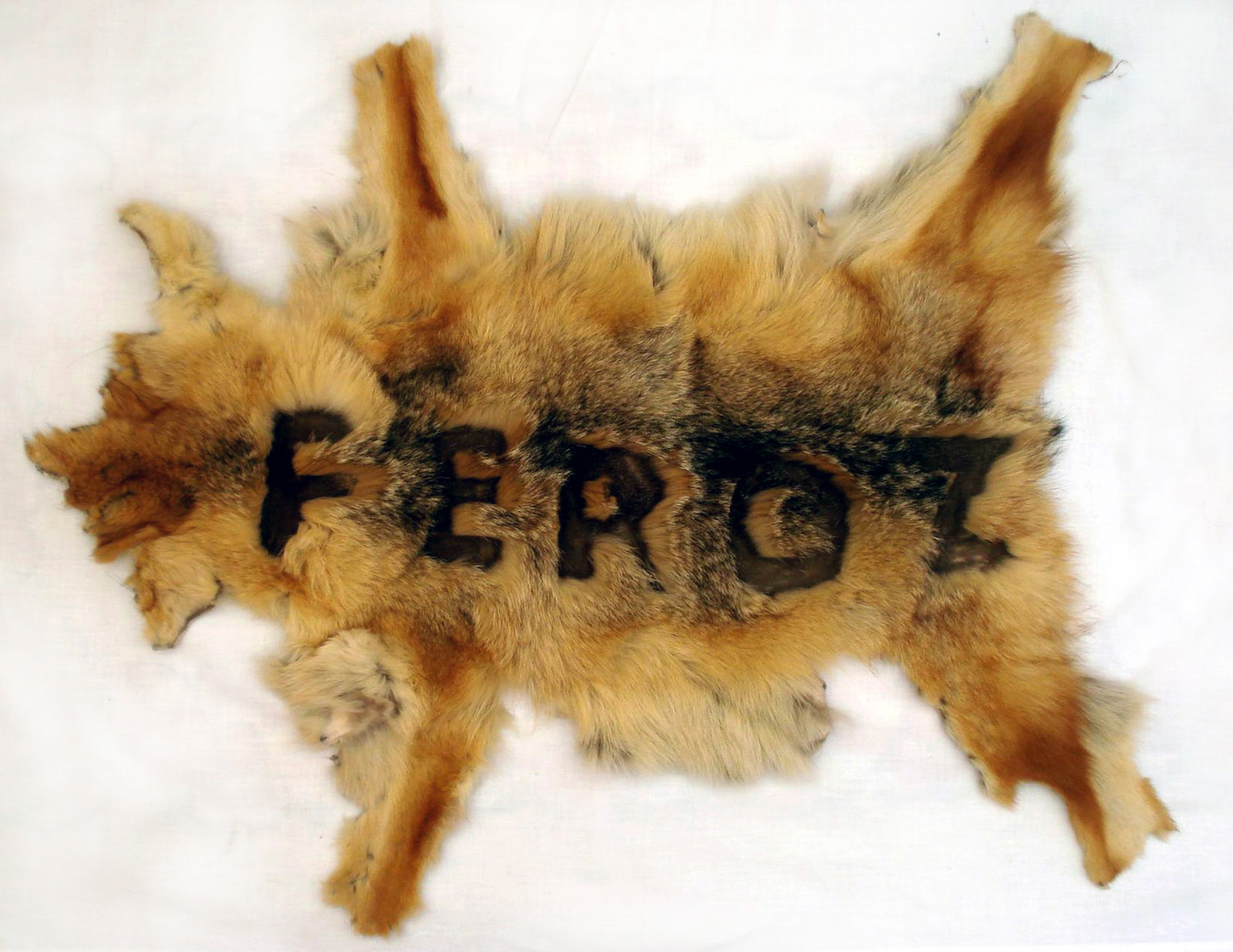 Alejandra-Alarcón-caperucita-la-más-roja-FEROZ- piel-de-zorro-rasurada-2007